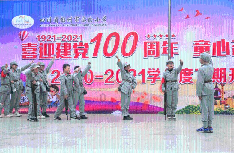 男子当街无故殴打两名学生,过路大哥上前抱摔制服,警方:是精神病患者,当时处于病发状态
