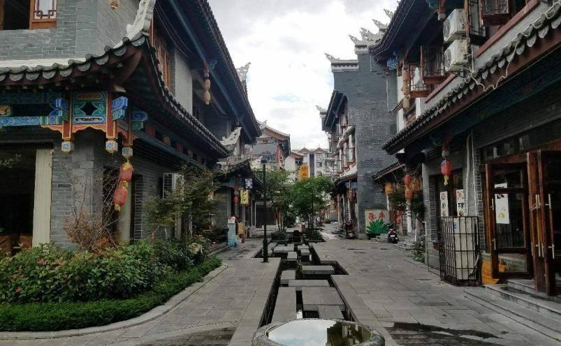 男生走路时靠近女生，代表喜欢她吗？游戏画面